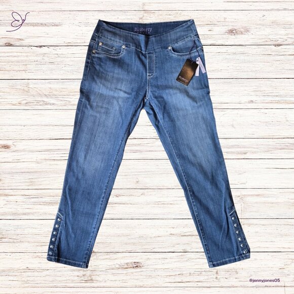 Bluberry Denim Light Blue Women's Capri Jeans with Button Accents~Size 12~NWT - Picture 1 of 10